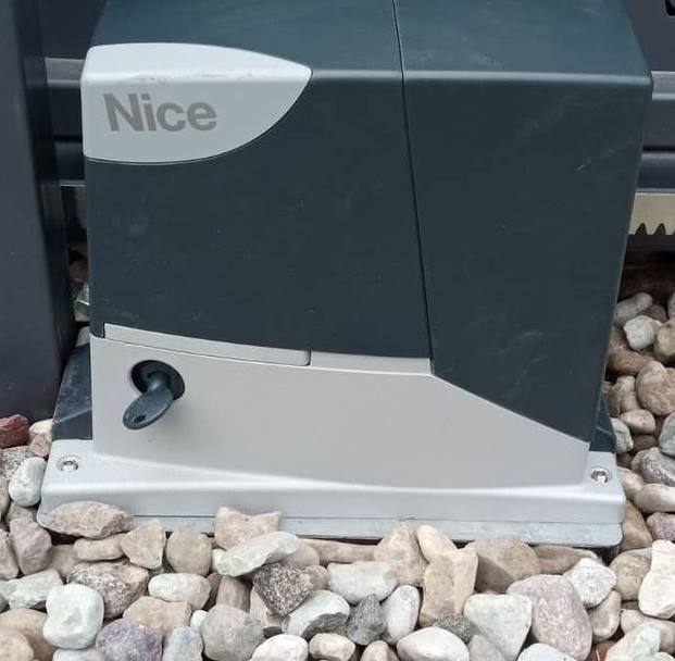 Установка автоматики  для откатных ворот Nice